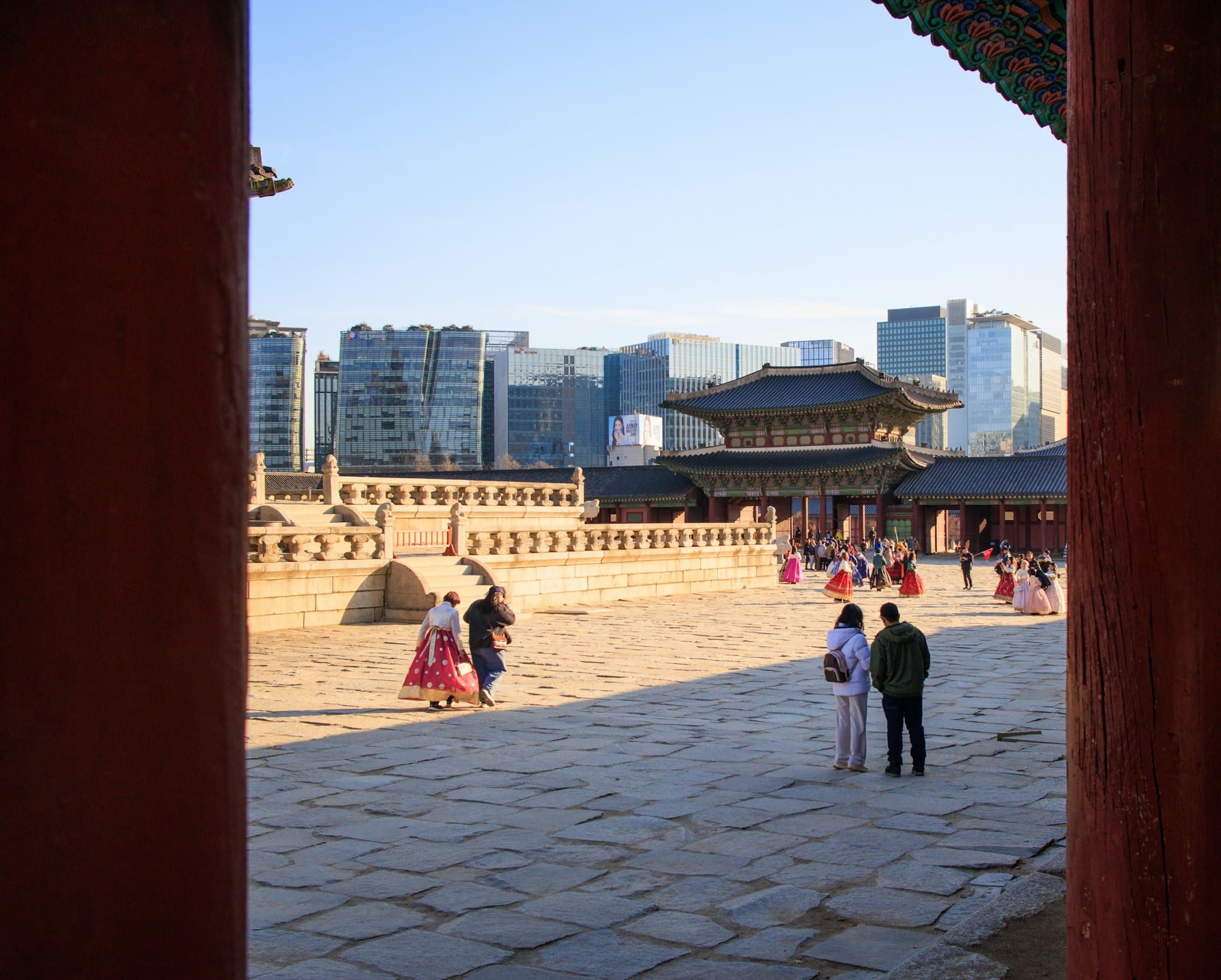 고궁 뜰을 걷는 사람들